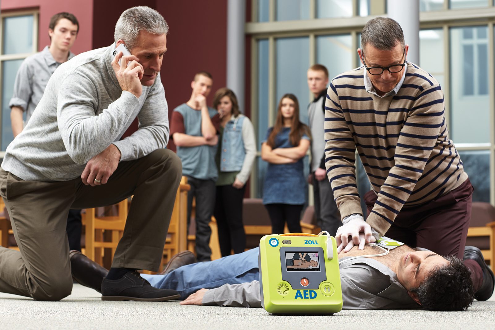 Desfibrilhador automático externo Zoll AED 3 a ser utilizado numa situação de emergência
